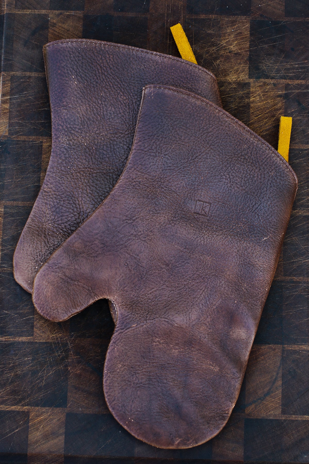 Leather oven mitts in English Walnut